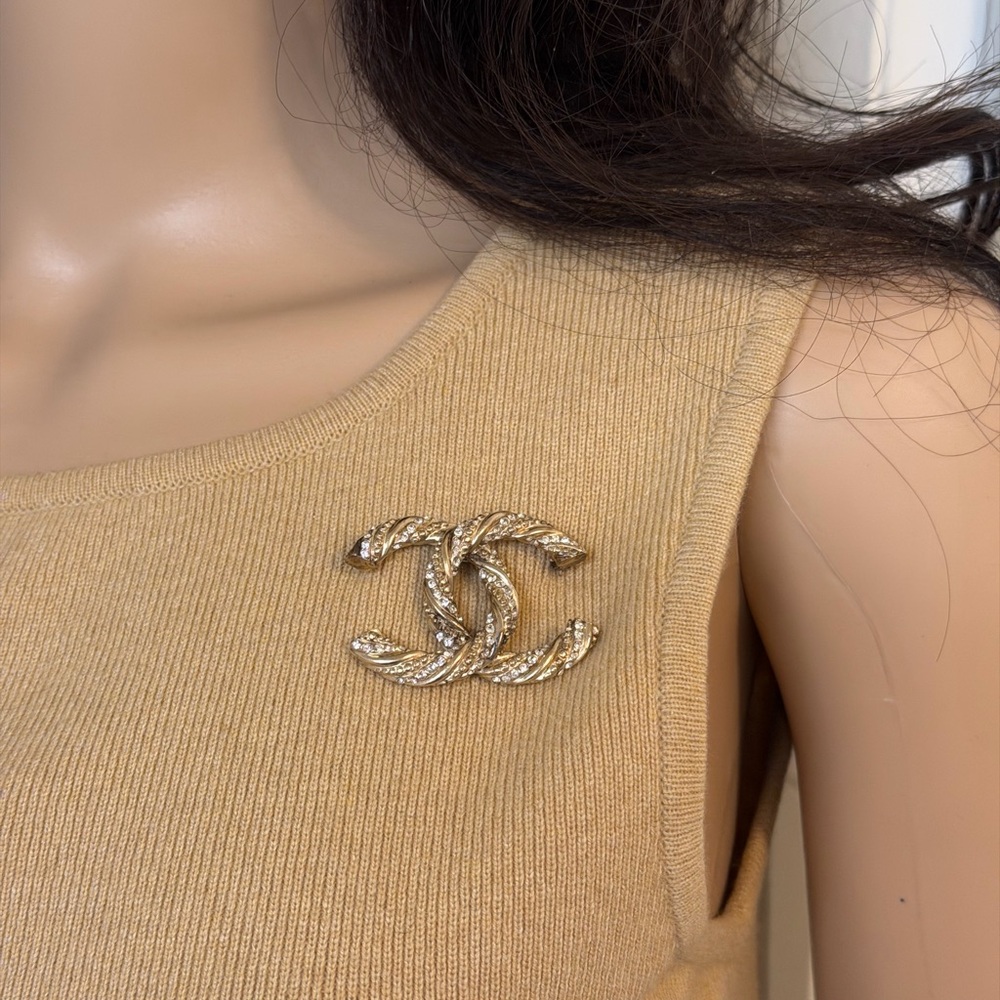 CHANEL Twisted Gold and Crystal Brooch - Picture 3 of 9
